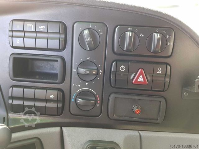 Silniční zametač MERCEDES-BENZ Actros 2032 A 4x4 Bucher STKF 9500 Airport