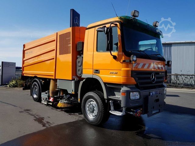 Silniční zametač MERCEDES-BENZ Actros 2032 A 4x4 Bucher STKF 9500 Airport