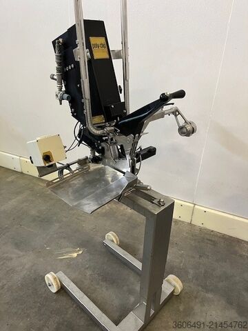 μηχάνημα επεξεργασίας κρέατος Polyclip PDC 700 Halbautomatischer Clipper