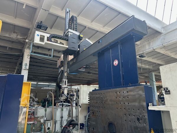 Enjeksiyon kalıplama makinesi ENGEL Victory 2550/350 Tech mit dem Roboter En