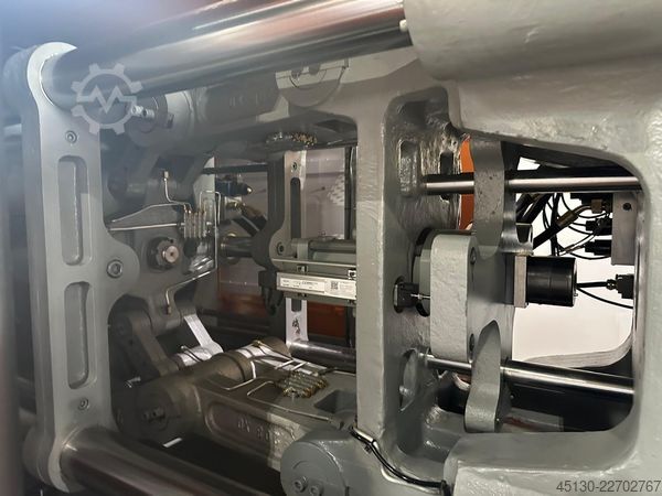 Sprøjtestøbemaskine Chen Hsong JetMaster 208-MK6 mit dem Roboter Samfac