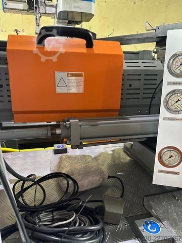 Sprøjtestøbemaskine Chen Hsong JetMaster 208-MK6 mit dem Roboter Samfac