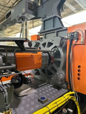 Sprøjtestøbemaskine Chen Hsong JetMaster 208-MK6 mit dem Roboter Samfac