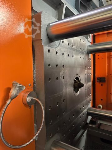 Sprøjtestøbemaskine Chen Hsong JetMaster 208-MK6 mit dem Roboter Samfac