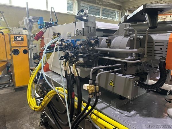 Sprøjtestøbemaskine Chen Hsong JetMaster 208-MK6 mit dem Roboter Samfac