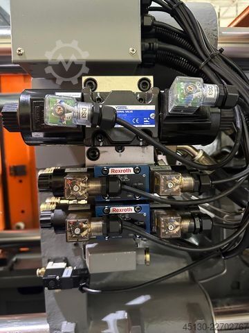 Sprøjtestøbemaskine Chen Hsong JetMaster 208-MK6 mit dem Roboter Samfac