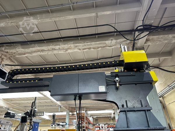 Sprøjtestøbemaskine Chen Hsong JetMaster 208-MK6 mit dem Roboter Samfac
