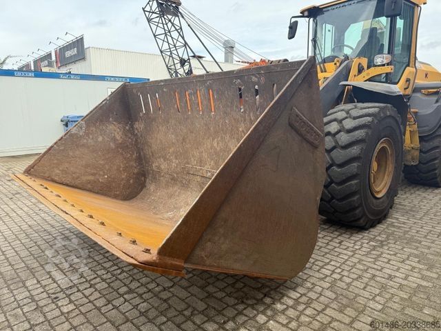 Chargeuse sur pneus VOLVO L 120 H