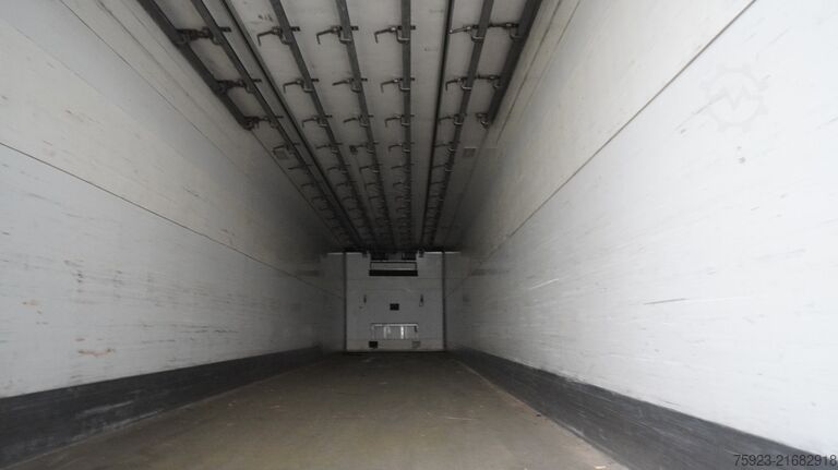 Gekoeld/bevroren transport Van Eck Refrigerated trailer with meat hanging system