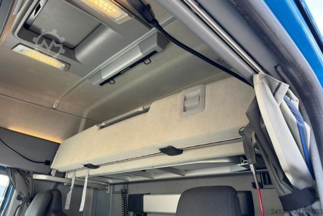 Platós teherautó ponyvával RENAULT T520 6x2