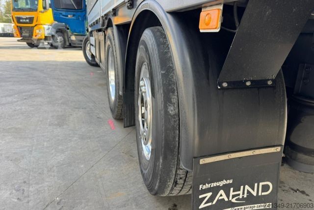 Platós teherautó ponyvával RENAULT T520 6x2