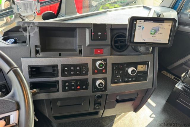 Platós teherautó ponyvával RENAULT T520 6x2