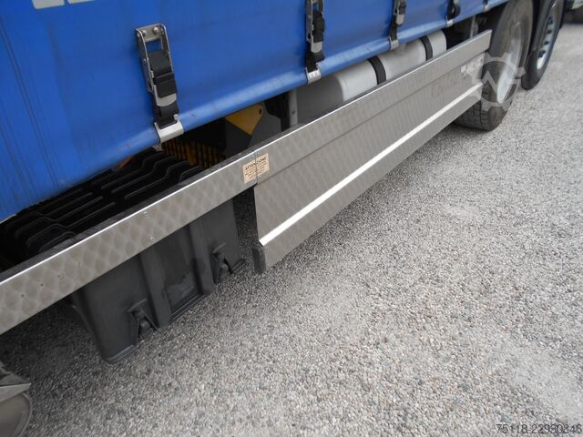 Camion cu platformă și prelată DAF XF 105.460 6x2 CENTINA + SPONDA