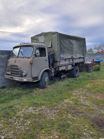 Camion cu platformă și prelată STEYR M680 mit Ladebordwand