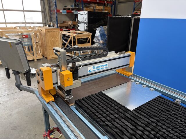 Système de coupe universel à traction Schwarmanns Maschinenbau GmbH EFM 26.1