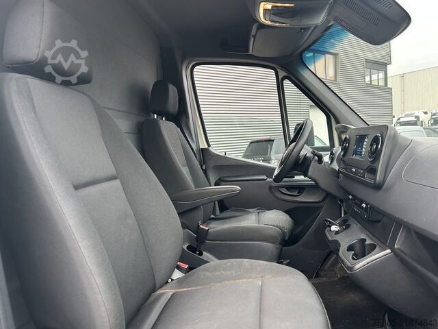 Resväska Mercedes-Benz Sprinter 517 1.9 CDI Euro 6 E / 143 dkm / Box /...