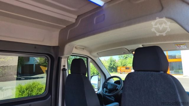 Højt tag varevogn PEUGEOT Boxer  Hochraum 9 Sitzer L3H2 verglast BlueHDi