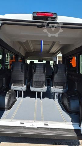 Højt tag varevogn PEUGEOT Boxer  Hochraum 9 Sitzer L3H2 verglast BlueHDi