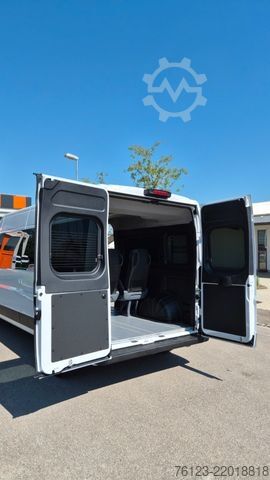Højt tag varevogn PEUGEOT Boxer  Hochraum 9 Sitzer L3H2 verglast BlueHDi