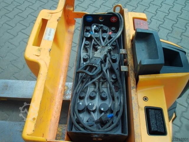Elektro niskopodni paletar JUNGHEINRICH EJE 220