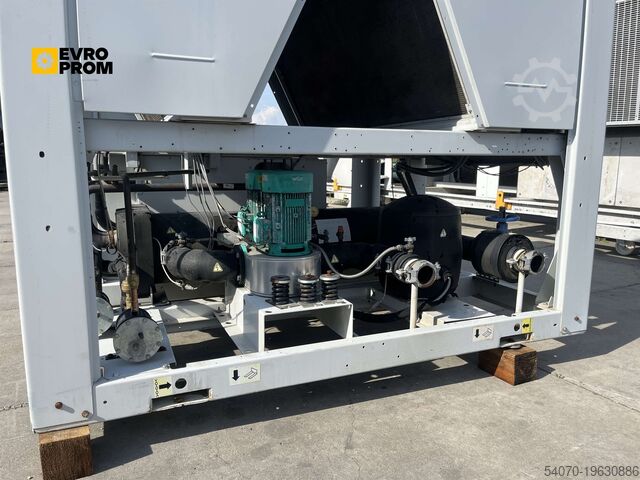 Chiller Used Aircooled chiller CARRIER 30RB0182 B0394 PE 181 kW. 2015 yom