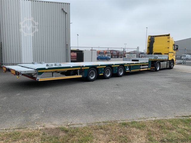 Auto met oplegger Aksoylu Semi Autotransporter tractor transport