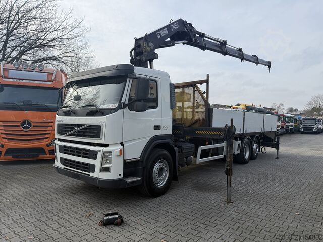 Ciężarówka z płaską platformą Volvo FM300 6X2*4 Maschinentransporter Kran Hiab 322