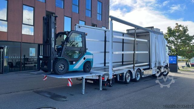 Ladbil med presenning VOLVO 8x2 mit Schwerlast-Ladebordwand Rampe Stapler
