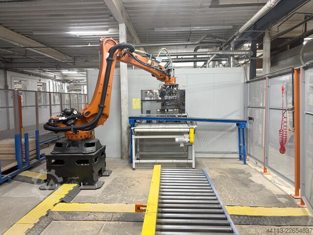 Automatický vrtací a kolíkovací stroj COMEC + KUKA Frontal 1000 3S CN CA + KR 120 R3200 PA