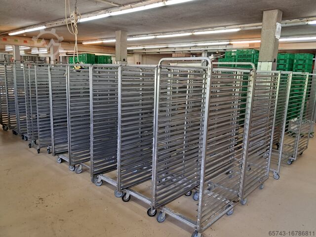 Bakery trolleys for cooling bread