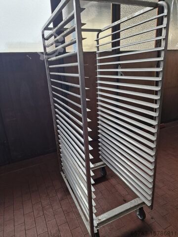Bakery trolleys for cooling bread