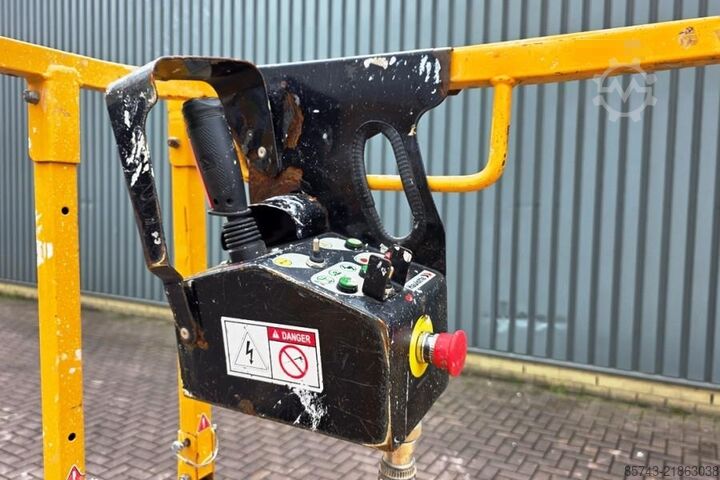 Ascensore a forbice Haulotte Compact 8 Electric, 8.2m Working Height, 350kg Cap