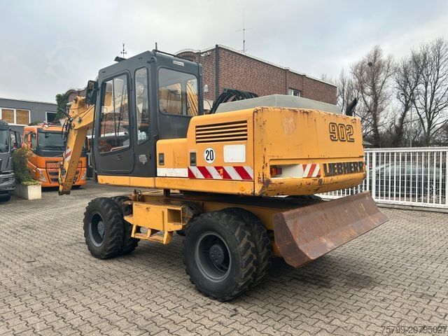 Mobile excavator LIEBHERR 902 Litronic