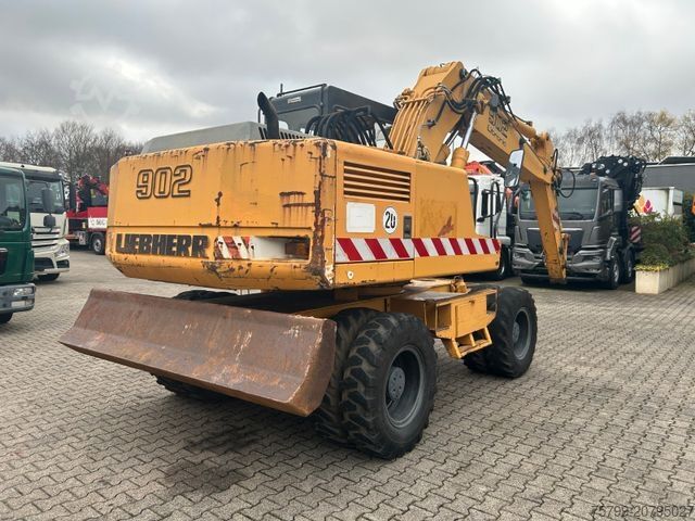 Mobile excavator LIEBHERR 902 Litronic