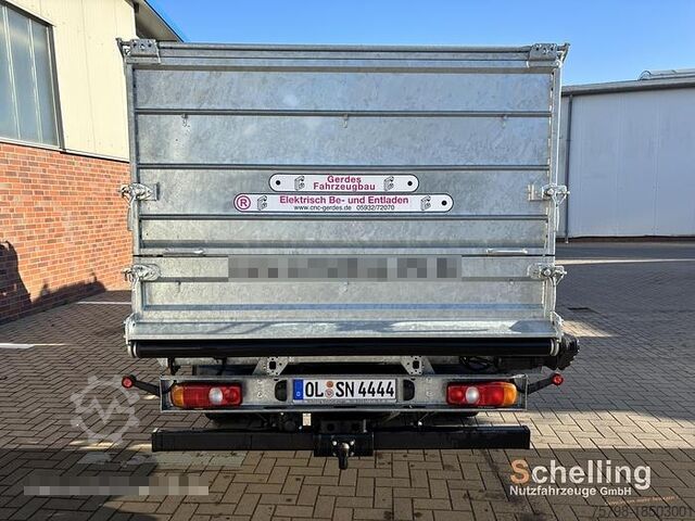 Aangepaste bestelwagen FUSO 7C15