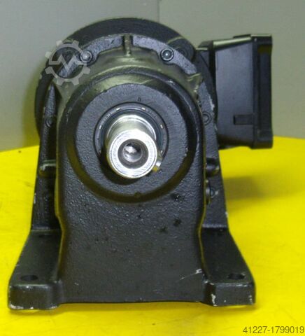 Motor de engrenagem 0,8 kW 750 rpm LENZE 13.550.85.1.2.5