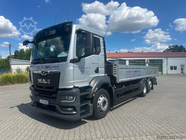 Flatbed truck MAN TGS 26.330 / 6x2-4 / Stahltransporte / Lift Lenk