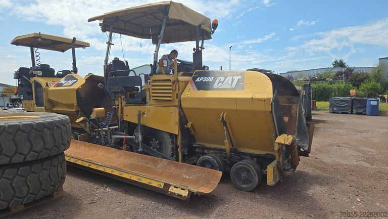 Asfalteermachine Caterpillar AP300
