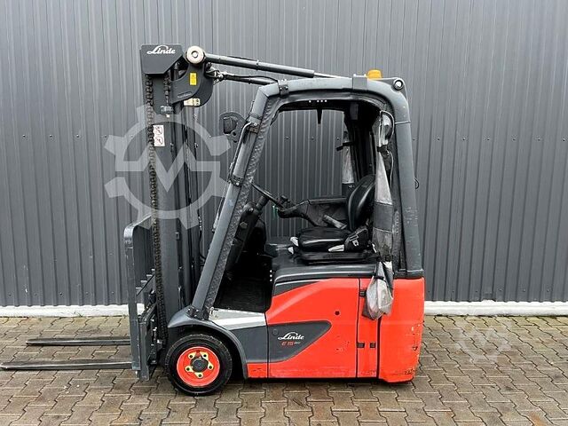 Elektrikli 3 tekerlekli forklift Linde E15-02