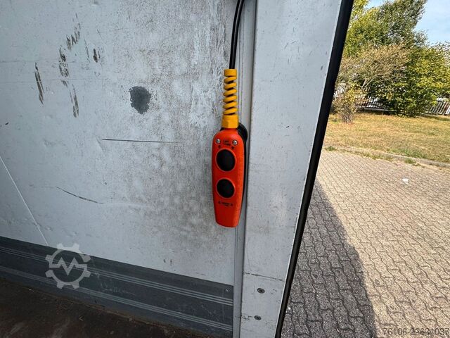 Dobozos furgon IVECO Daily 70C18 Hi-Matic Koffer mit Ladebordwand