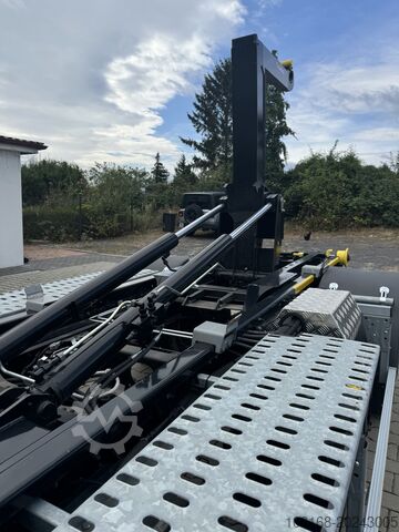Benne basculante Fuso Canter 9C18 Abrollkipper 67990 Euro