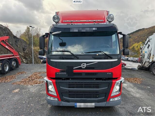 Resväska Volvo FM 500 6x2 box truck w/ full side opening and lift