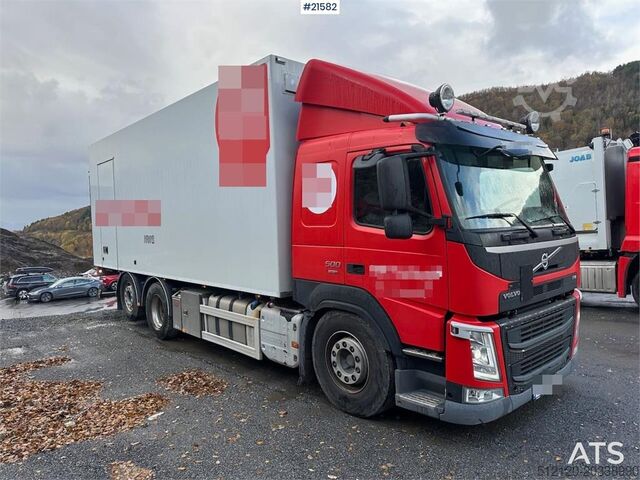 Resväska Volvo FM 500 6x2 box truck w/ full side opening and lift