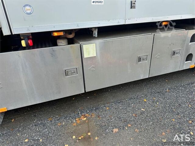 Resväska Volvo FM 500 6x2 box truck w/ full side opening and lift