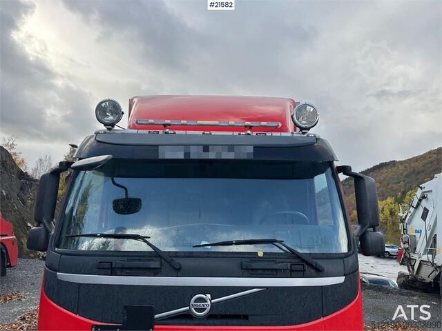 Resväska Volvo FM 500 6x2 box truck w/ full side opening and lift