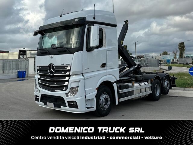 Szabványos közúti nyergesvontató Mercedes-Benz Actros 2551