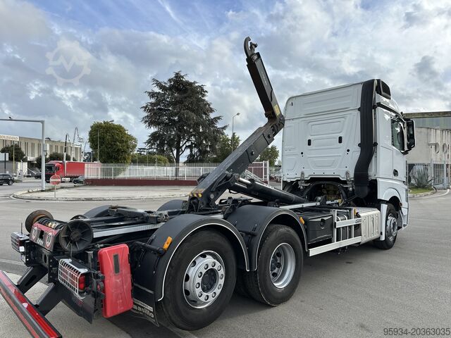 Szabványos közúti nyergesvontató Mercedes-Benz Actros 2551