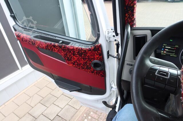  Volvo FM 330 Bakwagen + DHollandia 1500 kg