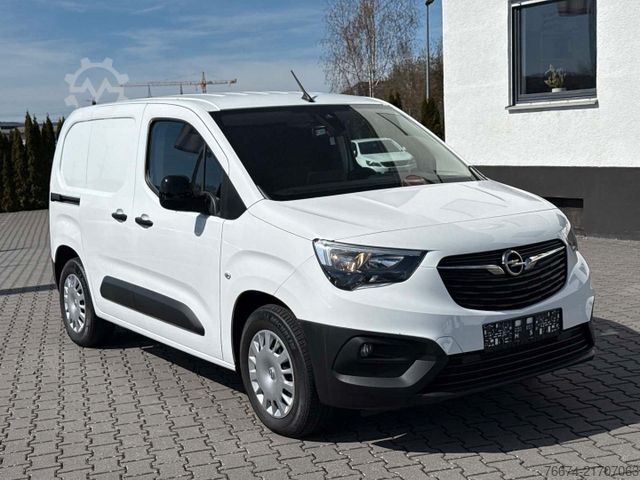 Dobozos furgon OPEL Combo E Cargo - e Edition 50Kwh 11kW Kamera AHK