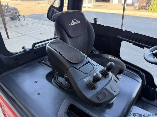 Electric 4-wheel forklift Linde E30L-01